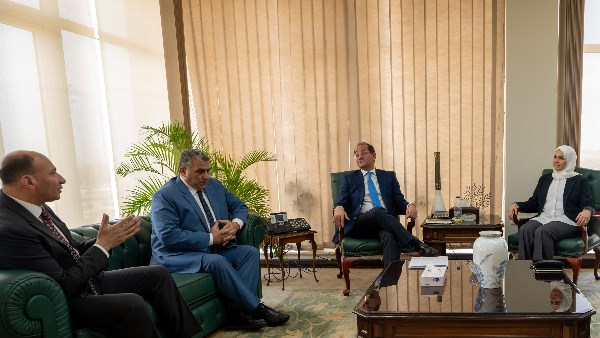 وزير المالية يُكرِّم نائب رئيس مصلحة الضرائب لبلوغه سن التقاعد