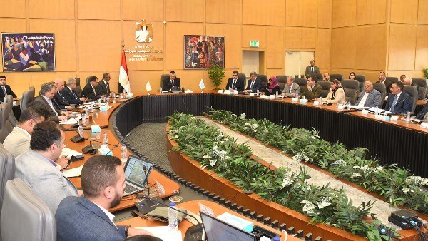 وزير الإسكان يتابع مشروعات مياه الشرب والصرف الصحي بالغربية ودمياط