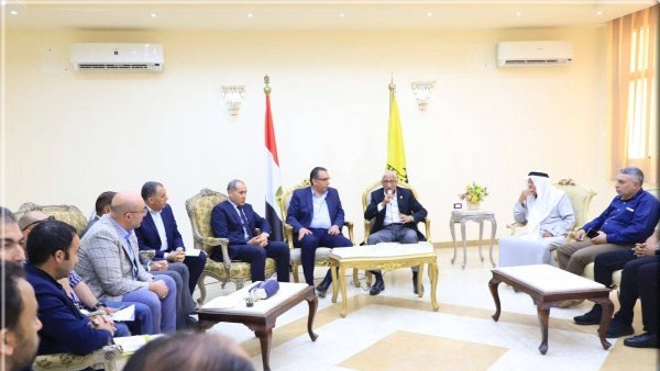 محافظ شمال سيناء يستقبل وفدا من وزارة النقل