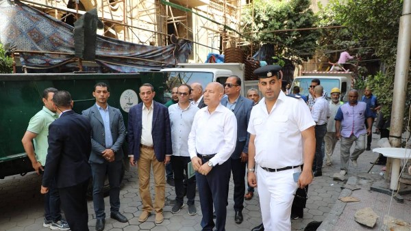 محافظ القاهرة يقود حملة لرفع الإشغالات وغلق المقاهى المخالفة بشارع طلعت حرب