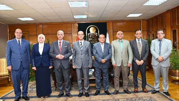 رئيس جامعة أسيوط يشيد بدور هيئة النيابة الإدارية في تطبيق أحكام الدستور والقانون