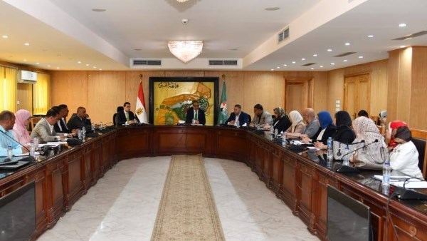 محافظ الفيوم يتابع موقف ملفي "التصالح" و"أراضى الدولة المستردة"