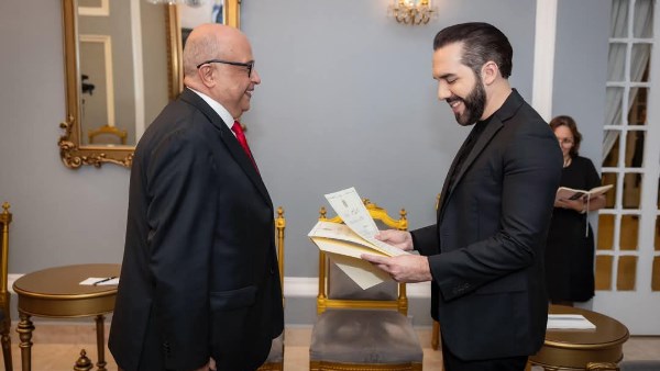 السفير المصري غير المقيم يقدم أوراق اعتماده إلى رئيس السلفادور