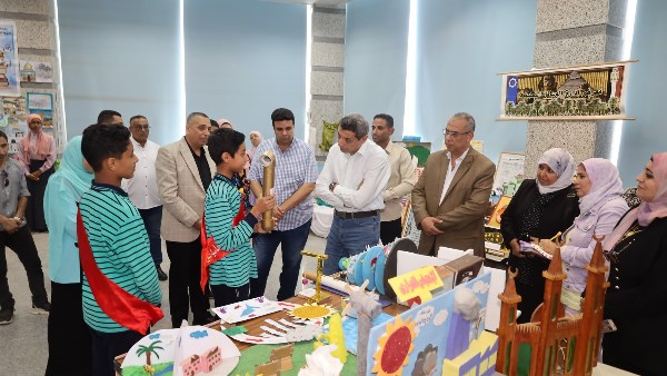 محافظ السويس يشيد بالأعمال الطلابية الفنية والتراثية بالمركز الاستكشافي للعلوم والتكنولوجيا