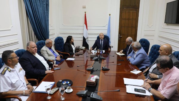 محافظ القاهرة يبحث مقترحات التنسيق الحضارى لتطوير شوارع مصر الجديدة