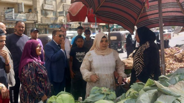 محافظ الدقهلية يتفقد سوق اليوم الواحد بالمنصورة للتأكد من الأسعار والتخفيضات