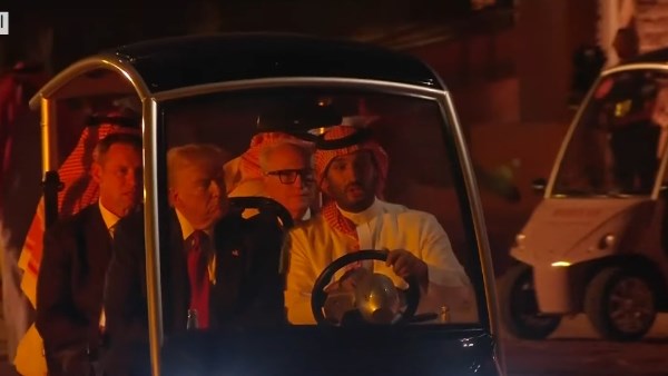 ولي العهد السعودي يصطحب ترامب في جولة بعربة جولف بالدرعية.. شاهد