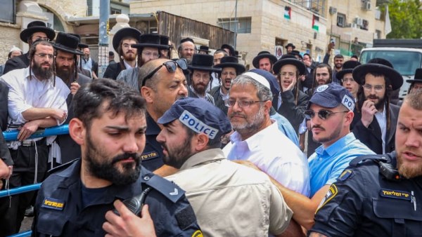 إسرائيليون يعتدون بالضرب على بن غفير ويصفعون زوجته على وجهها| شاهد