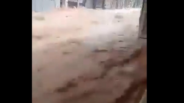 عشرات القتلى والمصابين في الجزائر بسبب السيول والفيضانات | شاهد