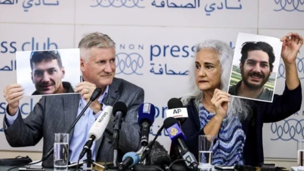 والدا الصحفي أوستن تايس