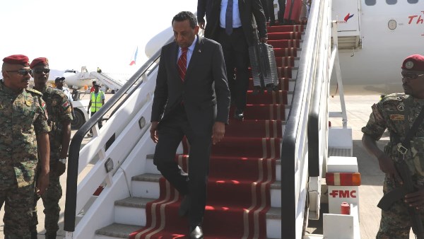 كامل إدريس يصل بورتسودان
