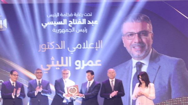 تكريم عمرو الليثي فى مهرجان ابداع لشباب الجامعات 