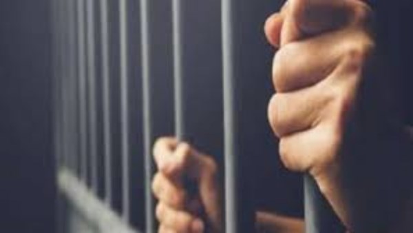 شوه وجه زوجته بمادة حارقة أثناء ذهابها لعملها.. قرار عاجل ضد عامل بمطعم شهير 
