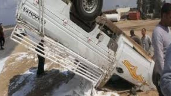 بعد انفجار خط غاز.. مصرع شخص وإصابة ١٧ في انقلاب سيارة عمال بطريق الواحات