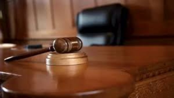 الحكم على 28 متهما أجبروا شابين على ارتداء ملابس نسائية بالصف