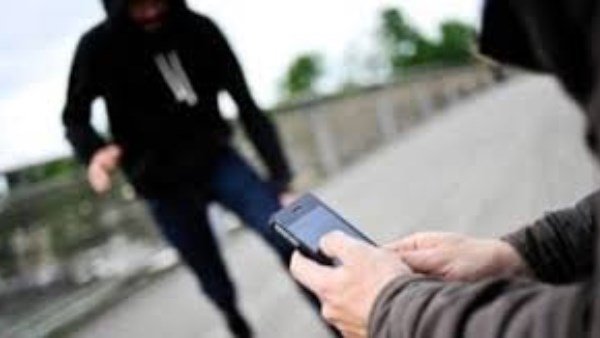 محاكمة موظف أنهى حياة عامل بسبب هاتف محمول 