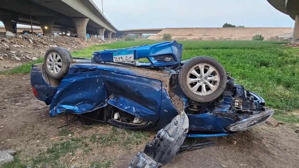طارت من فوق.. سقوط سيارة من أعلى كوبري وإصابة عائلة كاملة بالصف.. صور