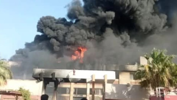 ٢٠ سيارة إطفاء وخزانات استراتيجية.. مكافحة جحيم في مصنع بلاستيك بأكتوبر