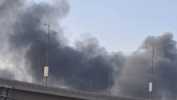 خزانات مياه وسلالم هيدروليكية .. دعم لمكافحة حريق مصنع بلاستيك بأكتوبر| صور