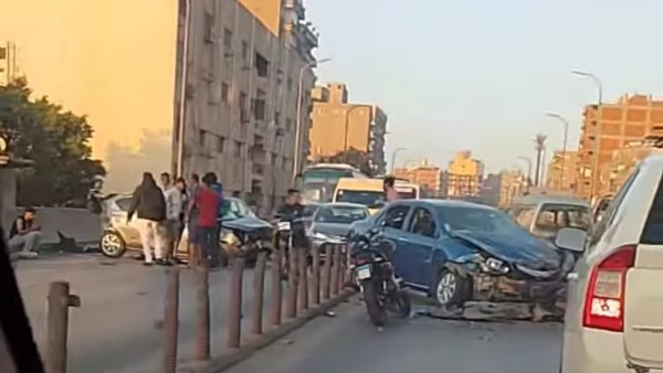 سيارة عبرت للاتجاه الآخر.. حادث مروع على كوبري جسر السويس بالقاهرة| صور