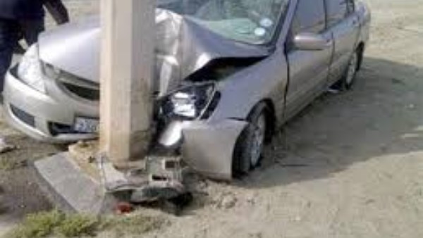 إصابة 4 أشخاص في تصادم سيارة بـ عامود إنارة بصلاح سالم