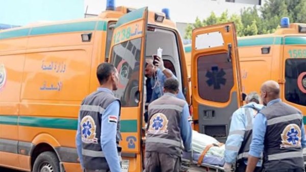 موتوسيكل يطيح بفتاة أمام مستشفى بالدقي