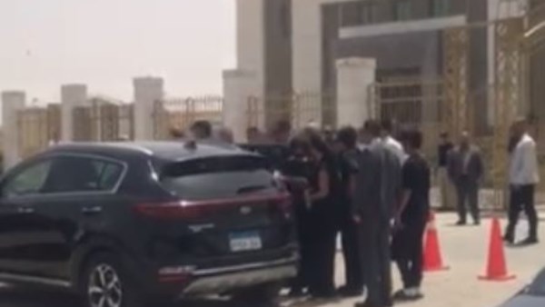 انهيار زوجة أحمد الدجوي أثناء تشييع جثمانه .. صور