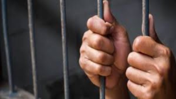 بسبب 120 جنيه.. محاكمة نقاش قتل زوجته بخرطوم مياه