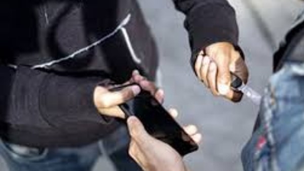 محاكمة عاطلين بتهمة سرقة طالب بالإكراه