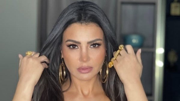 الفنانة دينا فؤاد 