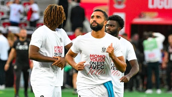 مومو ويوسف نحن معكم.. لاعبو نيس بقمصان دعم لـ محمد عبد المنعم وندايشيميه بالدورى الفرنسى
