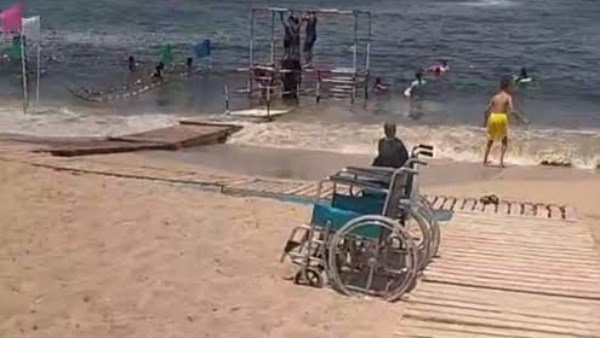 أبطال التحدي.. شاطئ مجاني يستقبل ذوي الهمم بالإسكندرية | فيديو