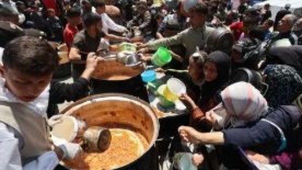استشهاد 26 فلسطينيا وسط قطاع غزة حول شاحنات المساعدات