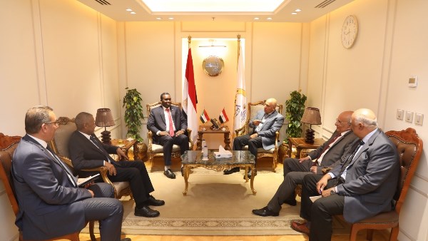 كامل الوزير ونظيره السوداني