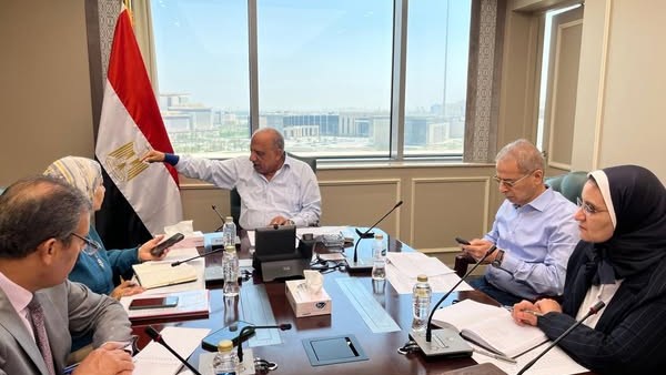 وزير الكهرباء يجتمع برؤساء الشركات ويوجه برفع درجة الاستعداد لتأمين الشبكة الموحدة