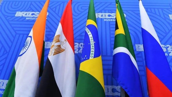 ردا على تهديدات ترامب.. الصين: مجموعة (بريكس) منصة للتعاون بين الأسواق الناشئة والدول النامية ولا تستهدف أي دولة