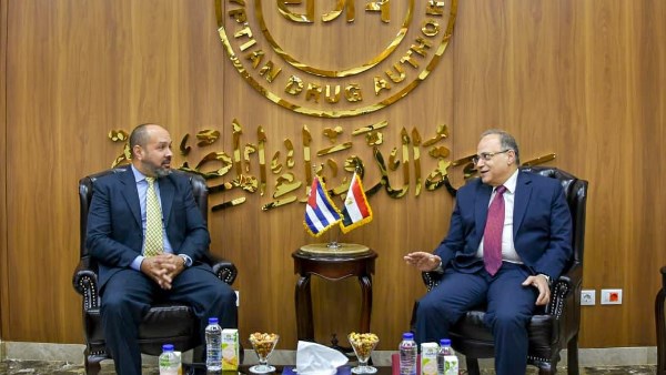 رئيس هيئة الدواء وسفير جمهورية كوبا بالقاهرة