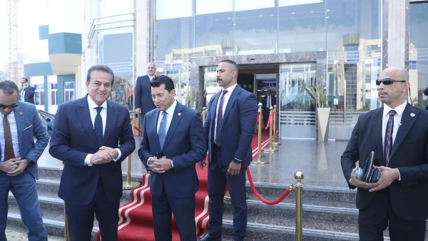 وزيرا الصحة والشباب 