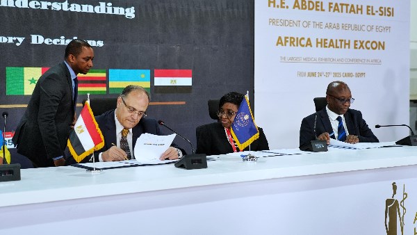 جانب من توقيع الاتفاقيات 