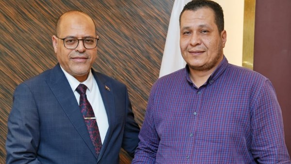 وزير العمل والموظف الامين
