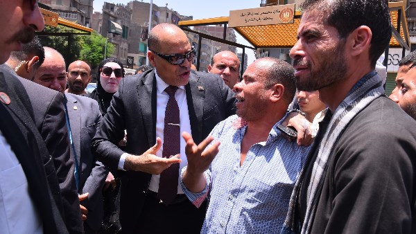 وزير العمل يتوسط عمال التراحيل بمنطقة باب الشعرية