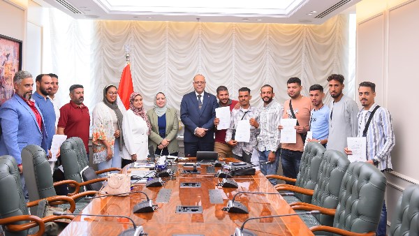 وزير العمل وسط الحاصلين على عقود التوظيف