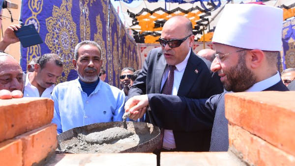 وزيرا العمل والأوقاف يضعان حجر اساس مسجد برأس غارب