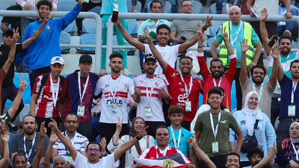 كلنا واحد وبنهتف مصر.. جماهير قطبي الكرة المصرية تساند بيراميدز في مواجهة صندوانز بنهائي دوري الأبطال
