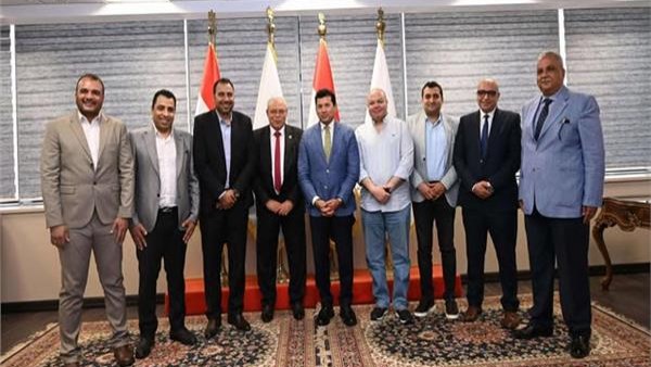 لحل المشاكل الداخلية.. وزير الرياضة يجتمع بمجلس إدارة نادي النصر
