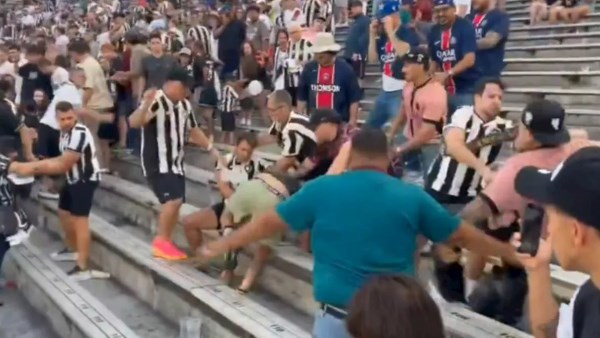 شهدت مباراة باريس سان جيرمان الفرنسي وبوتافوجو البرازيلي في بطولة كأس العالم للأندية حادثا عنيفا ومأساويا في مدرجات ملعب "روز بول" بمدينة كاليفورنيا
