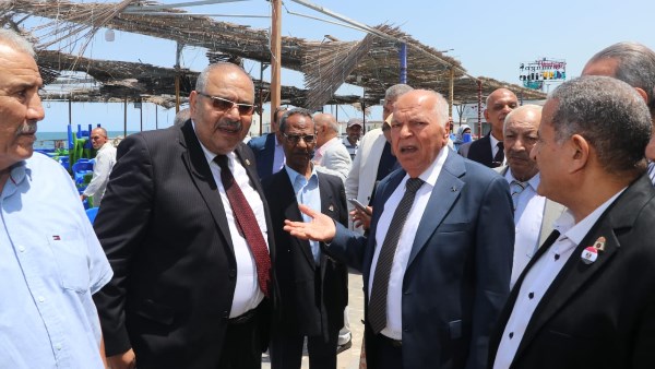 خلف الزناتي نقيب المعلمين داخل نادي الشاطئ بالإسكندرية 