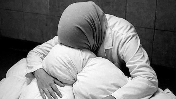 الدكتورة آلاء النجار تحتضن أطفالها بعد استشهادهم 