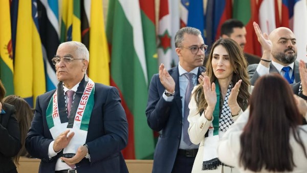 لحظة إعلان فلسطين دولة مراقب بمنظمة العمل الدولية 