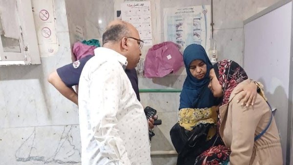 معلمة مصابة تتلقى العلاج